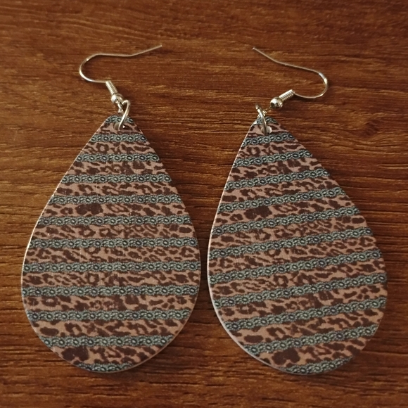 Women's Brown Blue Black Teardrop Shaped Dangle Earrings Animal Print Leopard - Picture 3 of 4